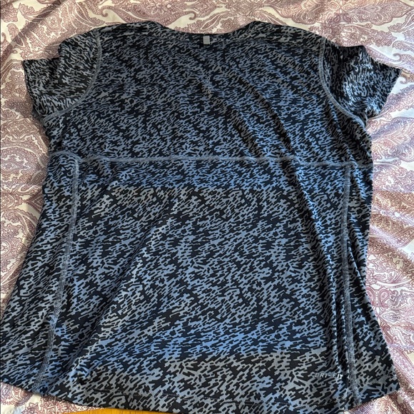 Nike Dri-Fit Women's Black and Gray Patterned Tee - Picture 5 of 7